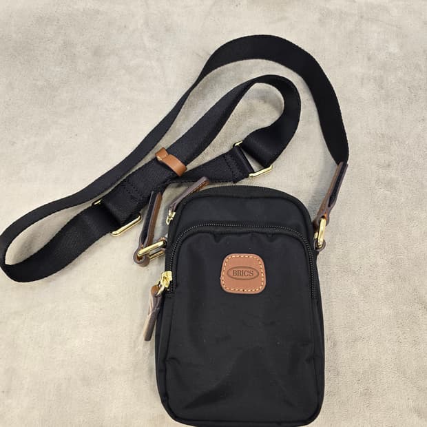 새상품) 브릭스 블랙 폰백 크로스백