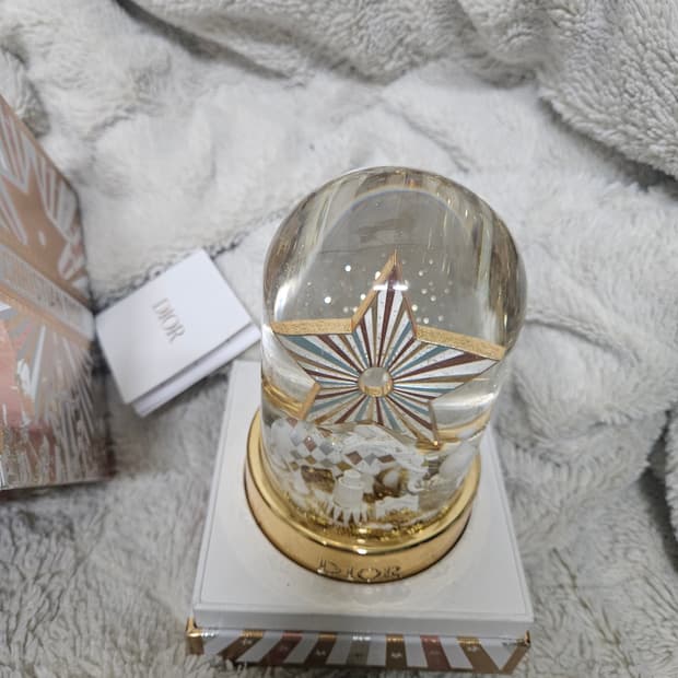 2025년 디올 홀리데이 리미티드 에디션 스노우볼