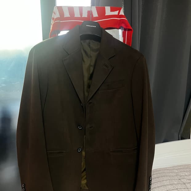 쿠어 페이크 스웨이드 쓰리 버튼 블레이저 (다크브라운)