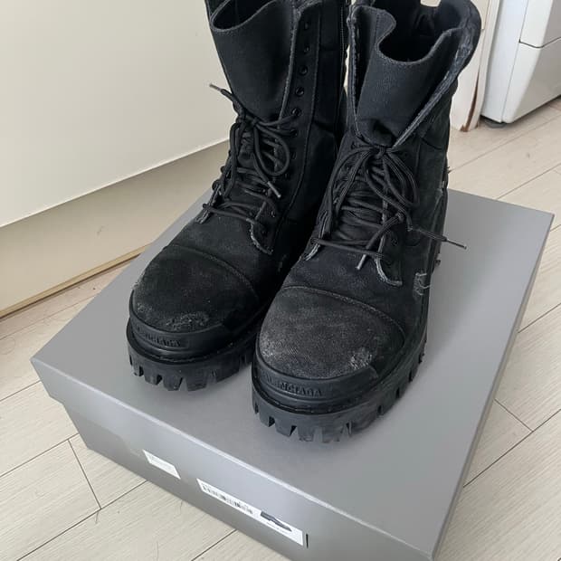 42) 발렌시아가 컴뱃 스트라이크 부츠