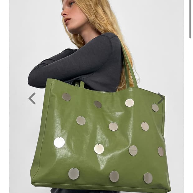 폴리수엠 메탈릭 디스크 쇼퍼백 구해요