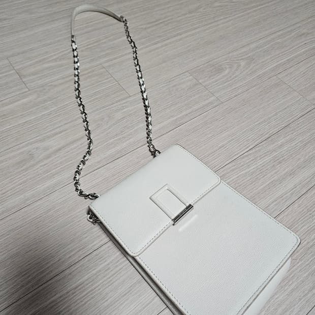 쿠론 화이트 체인 숄더백