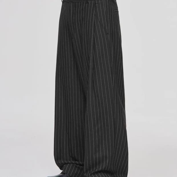 시그니처 사이드 딥 원턱 슬랙스 블랙스트라이프