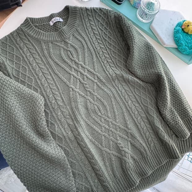 카키 라운드넥 케이블 니트 스웨터