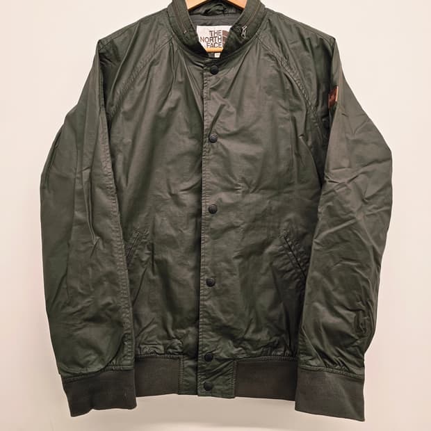 노스페이스 화이트라벨 코팅 버튼 봄버자켓.
싸이즈 100~105