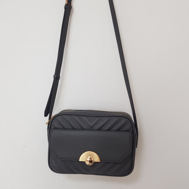 러브캣 크로스백 ㅡ 거의 새제품 