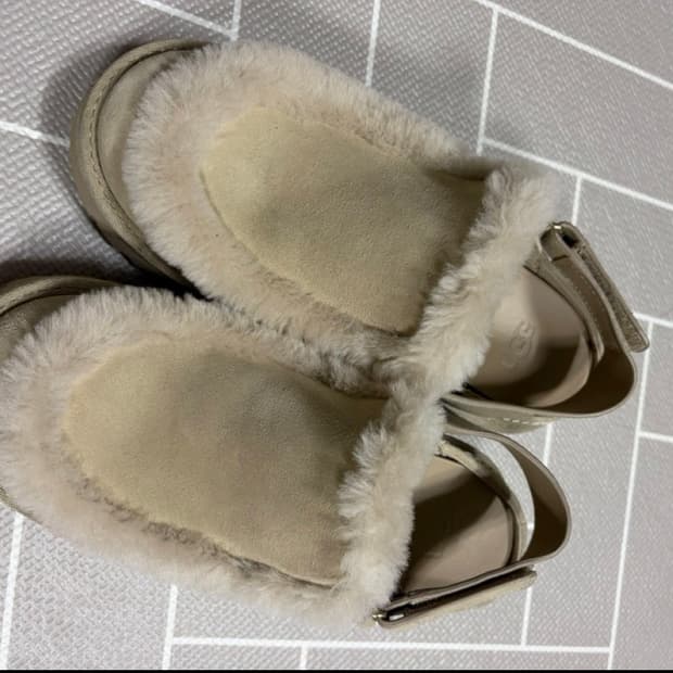 Ugg 클로그 235