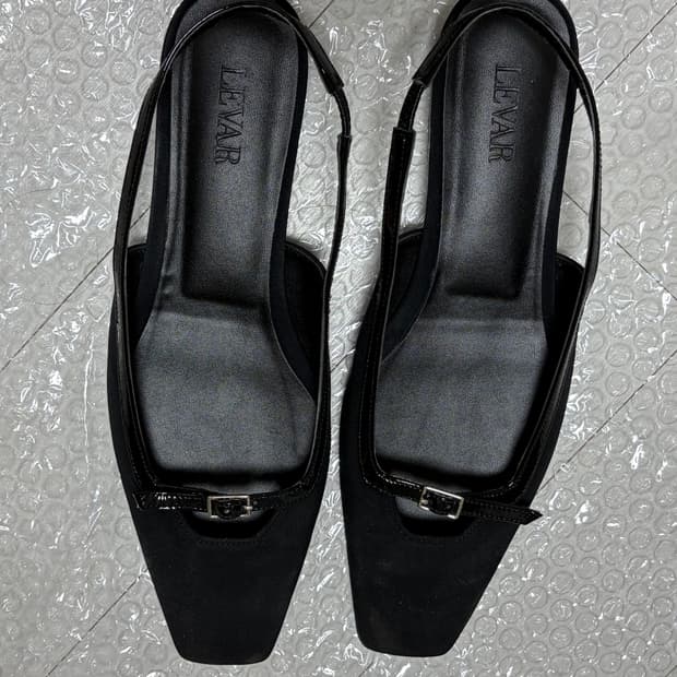 LEVAR 스트랩 슬링백 펌프스 블랙 콤비 240