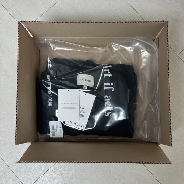 아트이프액츠 캐시미어 브이넥 니트 새상품 팝니다