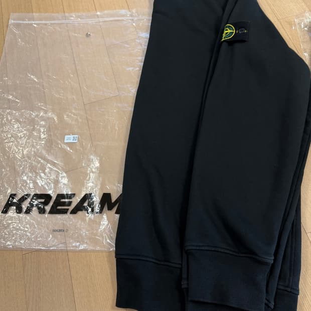 25년식 스톤아일랜드 블랙 맨투맨 xl