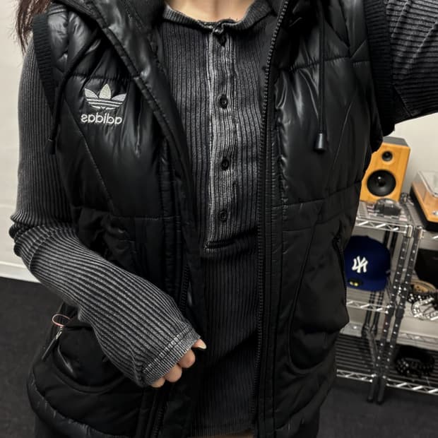 아디다스 00s 유광 글로시 패딩 베스트