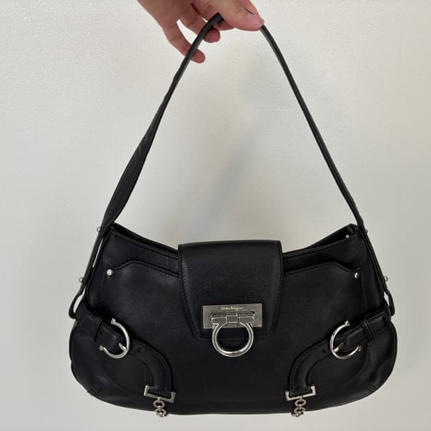 페라가모 간치니 블랙 숄더백