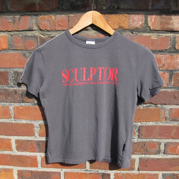 sculptor 그레이 로고 티셔츠