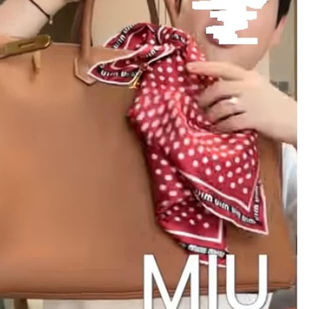 미우미우 도트 실크 스카프(거의새것)