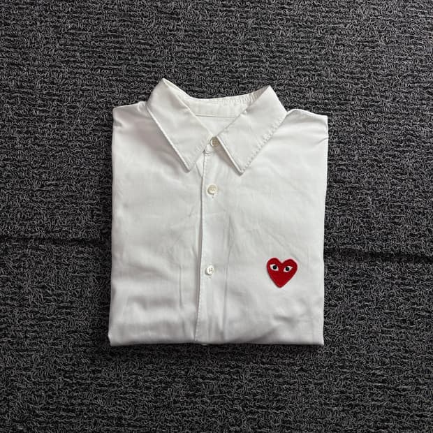 꼼데가르송 레드 하트 와펜 코튼 셔츠 3936