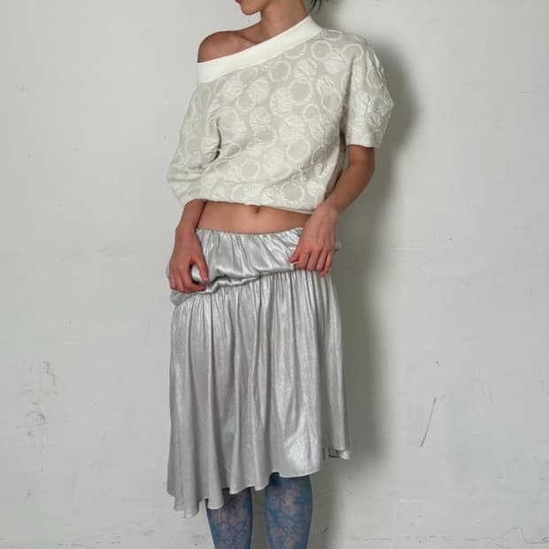 빼쉬쁠라뜨 Dot embo unbalance sweatshirts