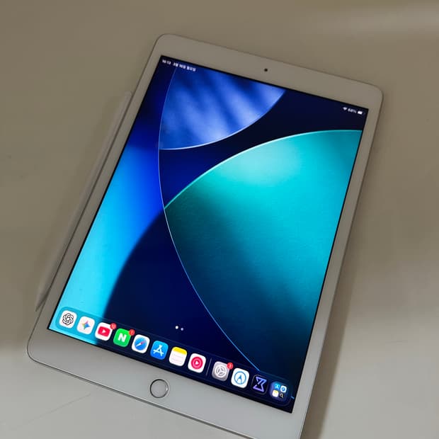 아이패드 8세대 32GB Wi-fi 실버 / 키보드 케이스 및 짭펜슬