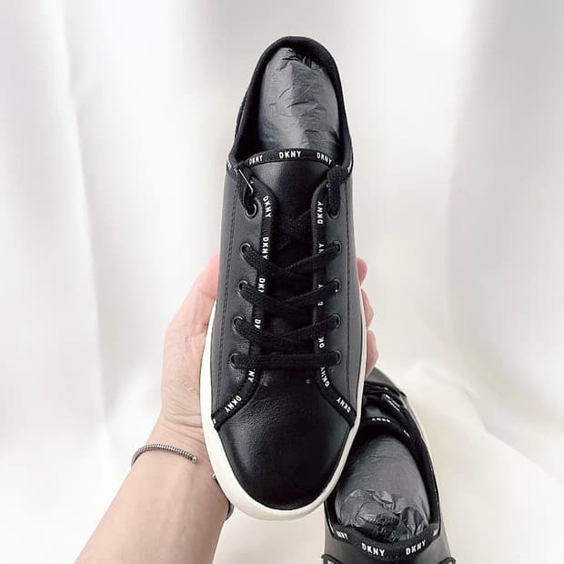 (정품/새상품) DKNY 여성 화이트 블랙 로고 라인 스티치 스니커즈