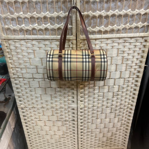 정품 버버리 노바체크 원통백 팝니다