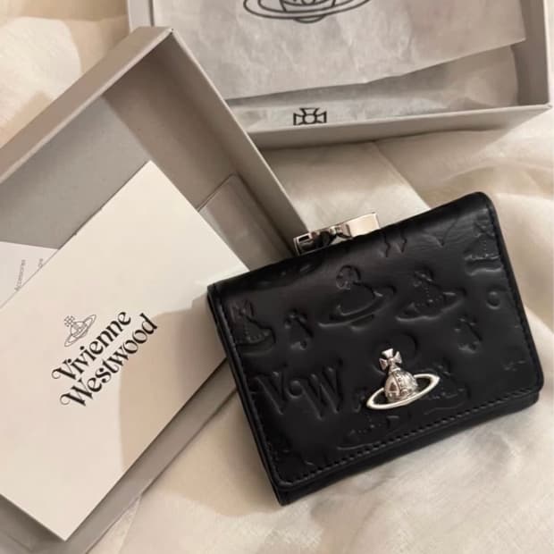 비비안웨스트우드 아카이브 무광 은장 펀칭 블랙레더 하프월렛 빈지갑
