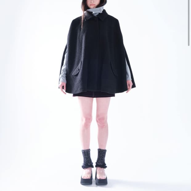 나비버스 하프 케이프 코트 블랙