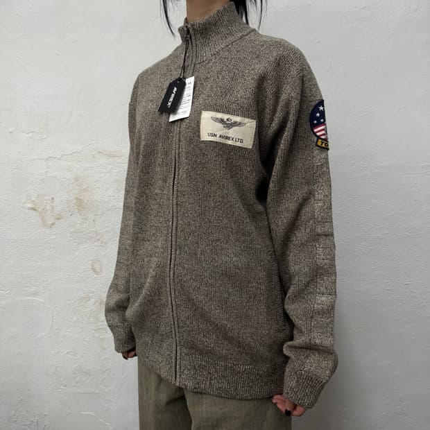 아비렉스(AVIREX) 베이지컬러 양면 패치 로고 하이넥 더블 집업 니트