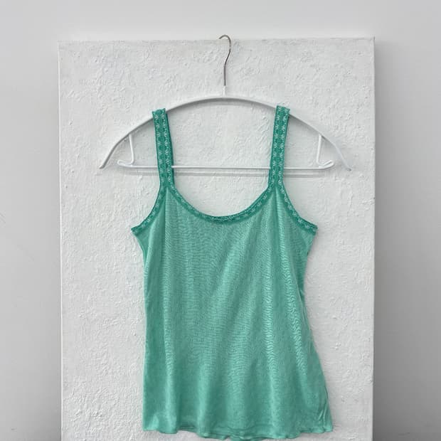 MARGINAL 에메랄드 펀칭 레이스 스트랩 슬리브리스