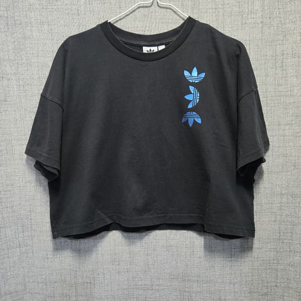 아디다스 라지로고 블랙 크롭 반팔 티셔츠 