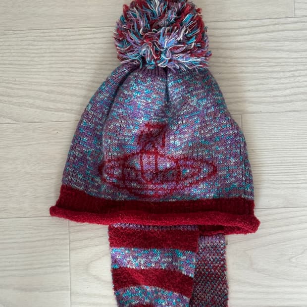 비비안웨스트우드 이어플랩 비니