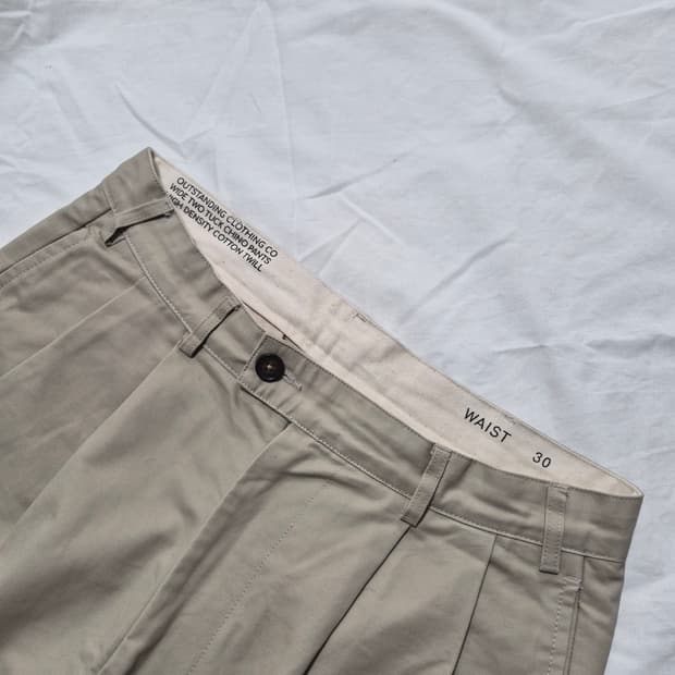 (S) 아웃스탠딩 투턱 치노 팬츠 라이트 베이지