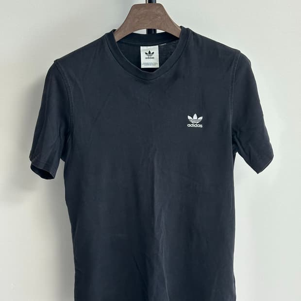 아디다스 오리지널스 트레포일 로고 반팔티 블랙