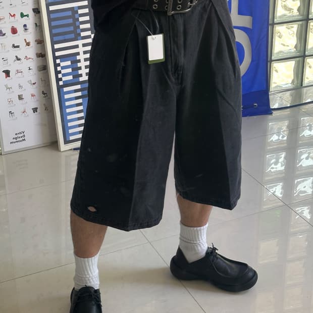 wide silhouette crostack work shorts