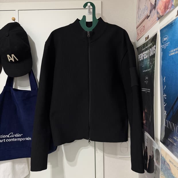 아모멘토 25ss 모크넥 집업 블랙 m