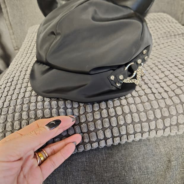 장식이독특한 새틴모자