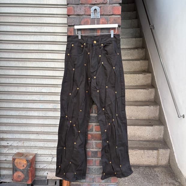 쿠시코크 블랙 멀티 리벳 데님 팬츠