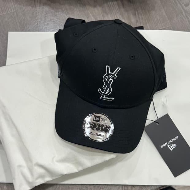 생로랑 x 뉴에라 YSL 모노그램 캡 블랙