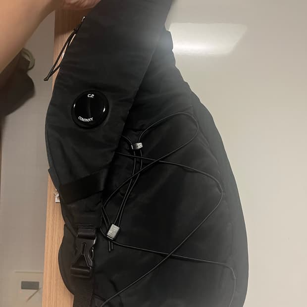 C.P. 컴퍼니 나일론 B 렌즈 크로스백 블랙- 25FW