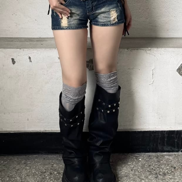 Damaged denim shorts