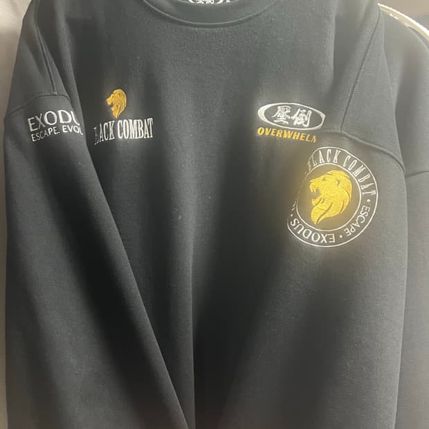 압도 블랙컴뱃 콜라보 맨투맨