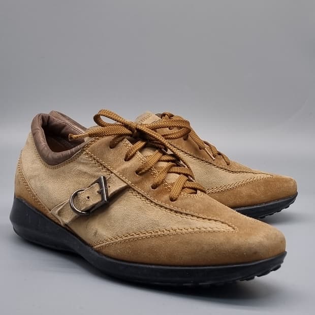 토즈 스웨이드 여성스니커즈245 굽4.5