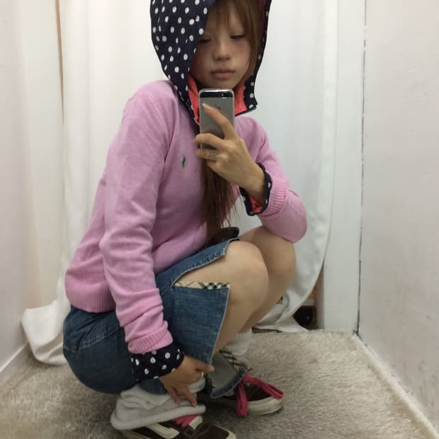 핑크 폴로 브이넥 코디 