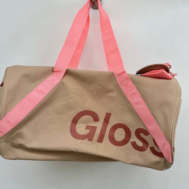 미개봉 새상품 glossier 글로시에 더플백 데저트 로즈 컬러 가방