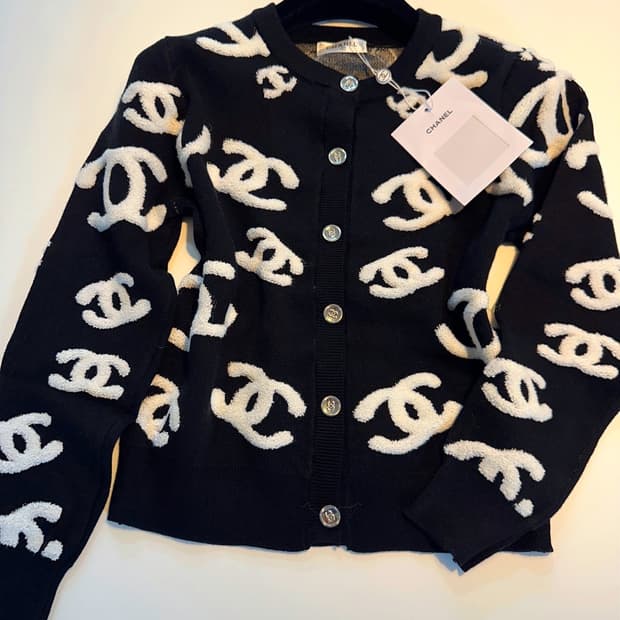 (새상품)샤넬로고가디건