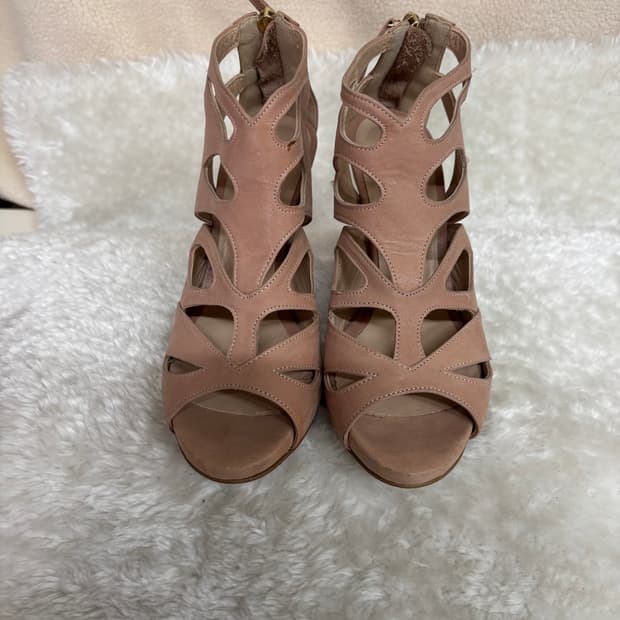 헬레나앤크리스티 케이지 컷아웃 백지퍼 토오픈 샌들 힐