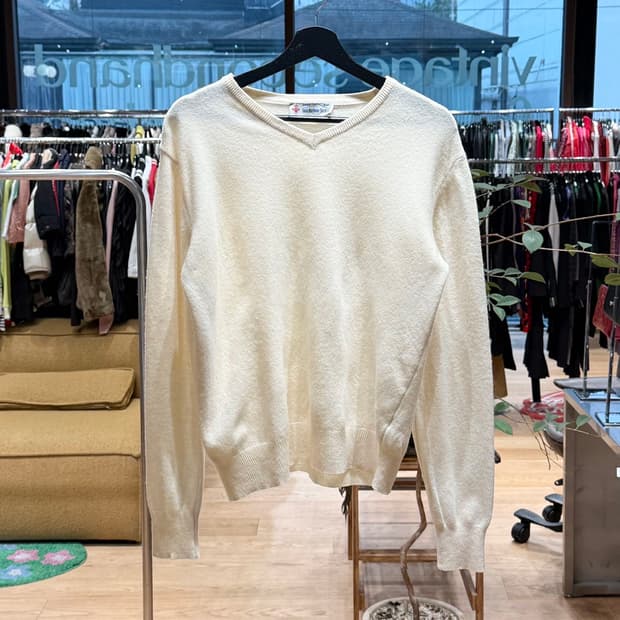 이스트 하버 서플러스 아이보리 브이넥 니트