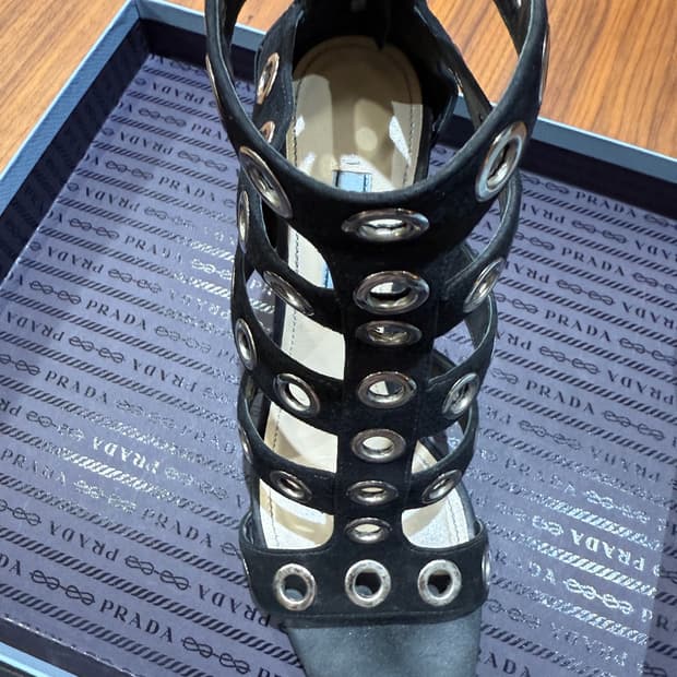 PRADA 프라다 아일렛 샌들 부츠