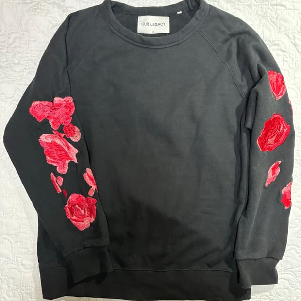 아워레가시 로즈자수맨투맨