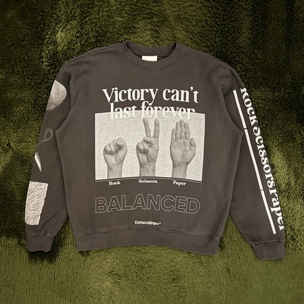 [L] 엑스트라오디너리 RSF 그래픽 릴렉스 핏 스웻셔츠 챠콜