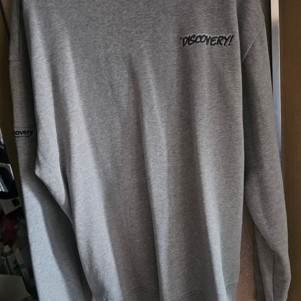 디스커버리 회색 맨투맨 티셔츠 105
