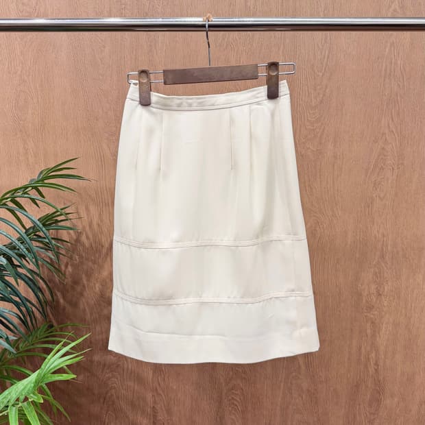 꾸레쥬 미디 스커트 로고 자수 사이드 슬릿 라인 디테일 A라인 화이트
